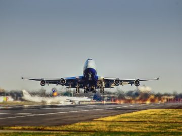Uçarlar näme üçin paraboliki ýol bilen gitýärler