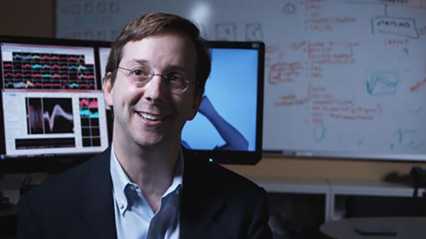 Adam Beýnisi Kompýutere Birikdirildi